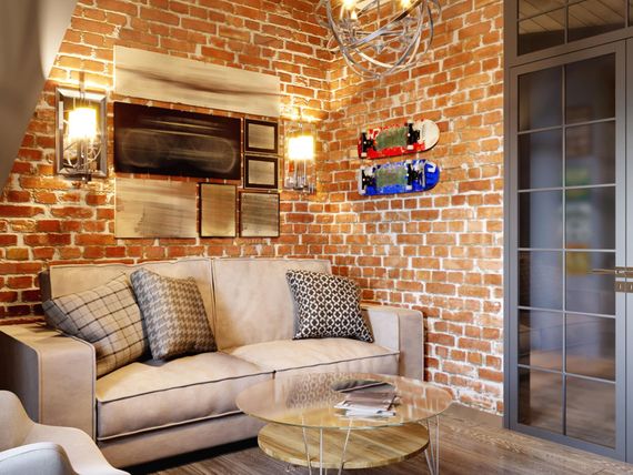 Wohnzimmer mit hellem Sofa und Wandfliesen als Wandgestaltung bei Salzburg